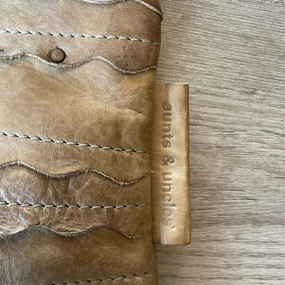 Aunts and Uncles vintage crossbody - Picture 2 of 5